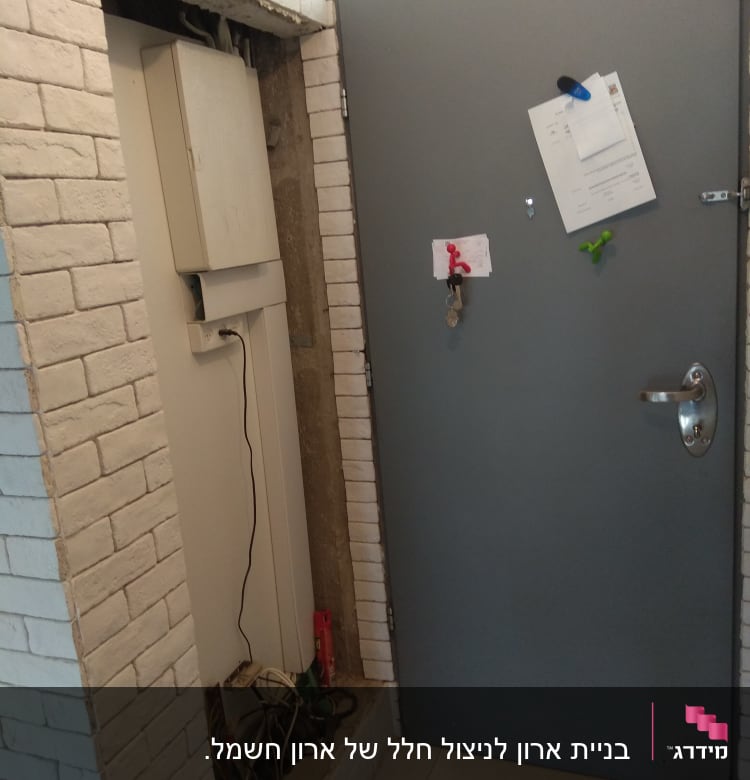 ארון חשמל פתוח עם חוטים וכלים